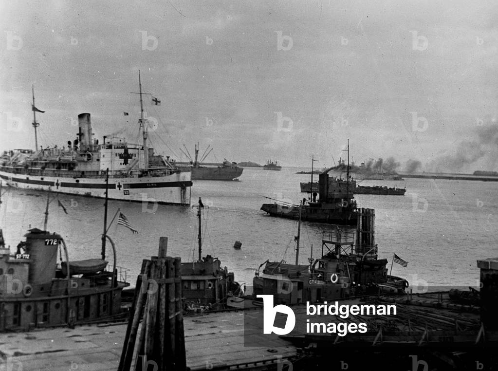 Second World War (1939-1945): Cherbourg (Manche) France November 1944: The French hospital ship “” Le Nile”” guided by a tug prepares to dock