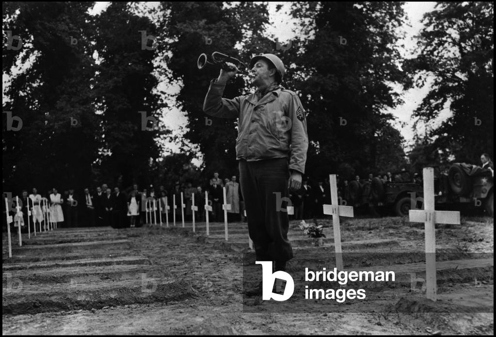 Debarking in Normandy on June 6, 1944 (D Day or D Day): an American sergeant plays the ringing to the dead in the provisional military cemetery of Sainte Mere Eglise (Sainte-Mere-Eglise) in the English Channel. Photography at the end of June 1944.