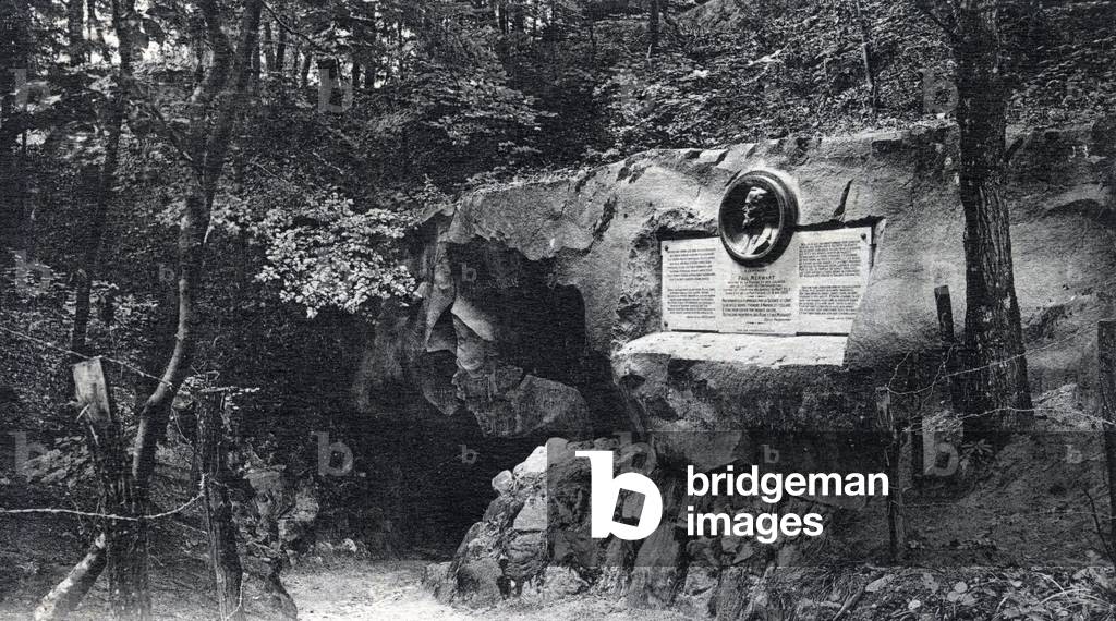 Fontainebleau Forest: the entrance to the Augas Cave and medallion by the painter Paul Merwart (1855-1902) - Postcard late 19th-early 20th century