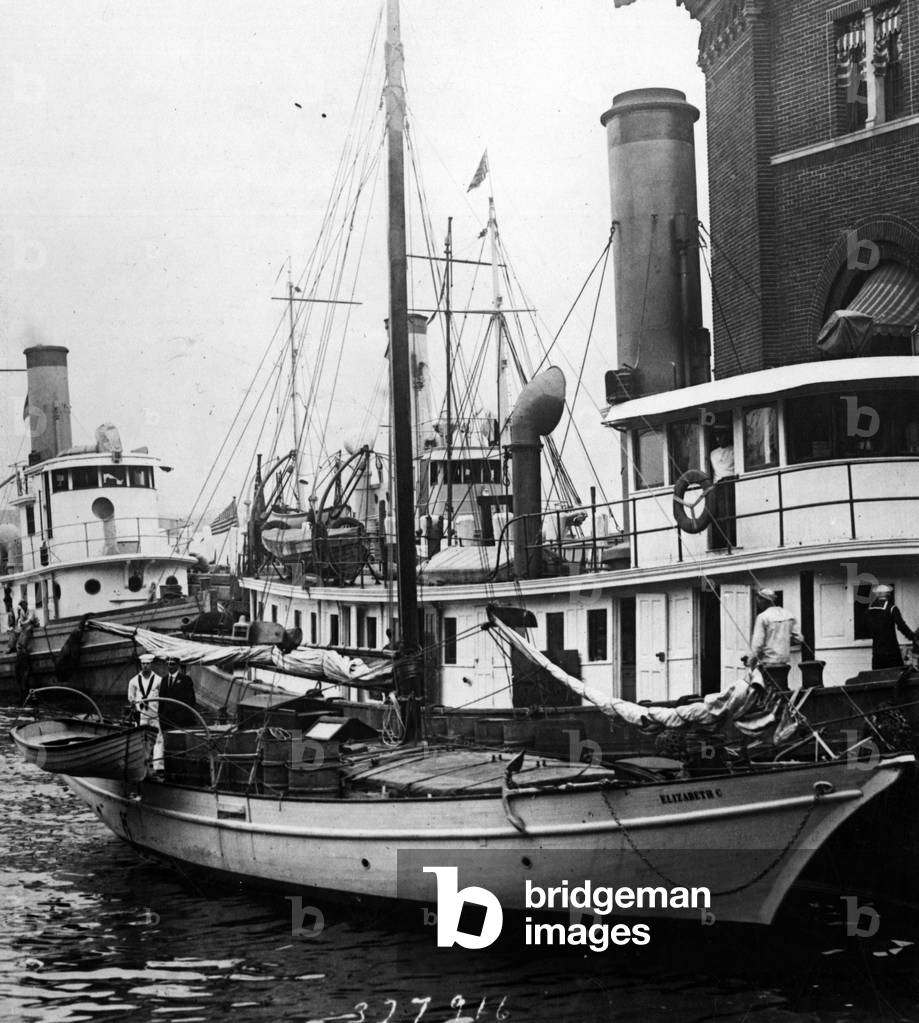 Prohibition - New York City (USA), August 28, 1928: Mooring on Battery, the sloop “” Elizabeth C”” filled with alcohol and just boarded off Sandy Hook (New Jersey) - Prohibition in the US, New York City Harbour, 28th August 1928: the sloop “” Elizabeth C”” tied up at the Battery after having been arrested with a deckload of liquor aboard off Sandy Hook, New Jersey