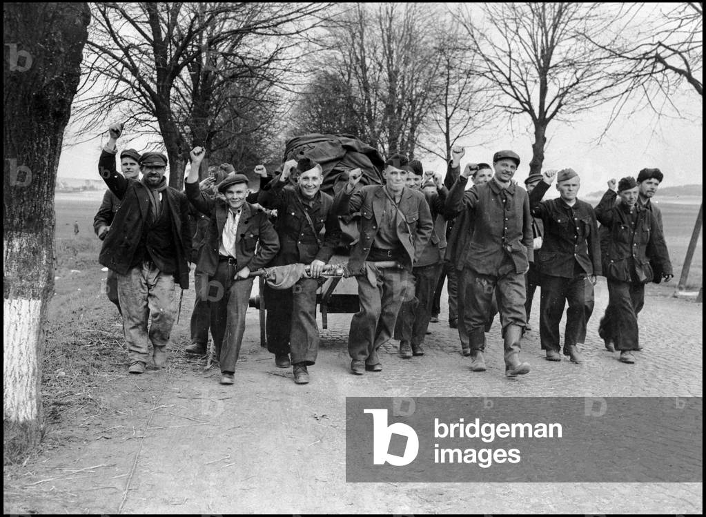 Second World War (1939-1945): Saint Ingbert (Saint Ingbert) near Saarbrücken (Germany) 23 March 1945. These French prisoners of war and his sovietic workers liberated by the 7th US Army marched to return to France. Photography