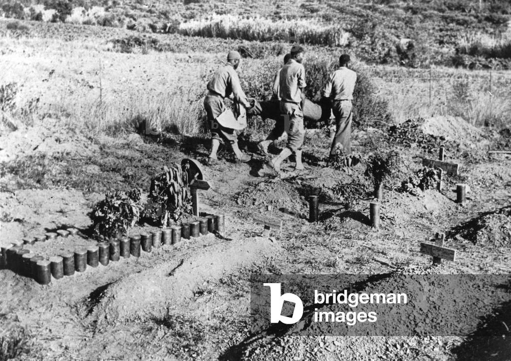WWII:Around Toulon (Var) France around August 28, 1944: Soldiers of the 9th Colonial Infantry Division (DIC) bury their fellow graves for the liberation of the city