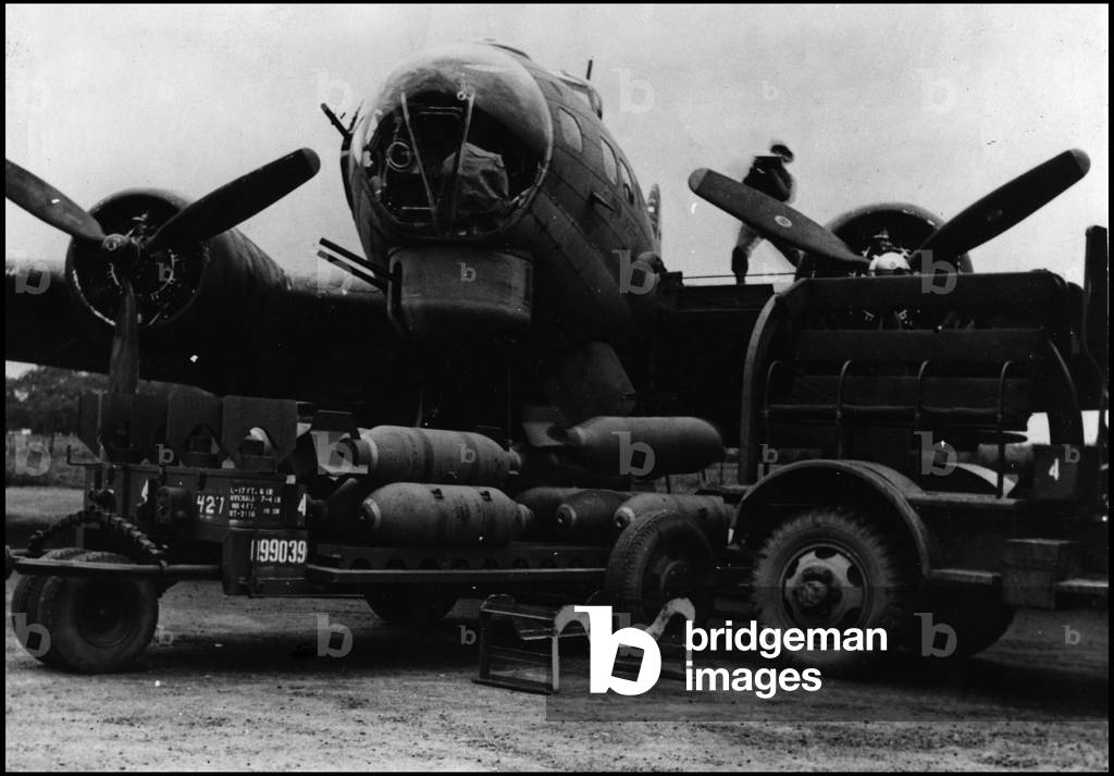 Preparation of the departure in Normandy on June 6, 1944 (D Day or D Day): a Boeing B-17 Flying Fortress (Flying Fortress) is loaded with bombs on a base of the 8th USAAF (United States Army Air Forces) in Great Britain. Photography beginning 1944.
