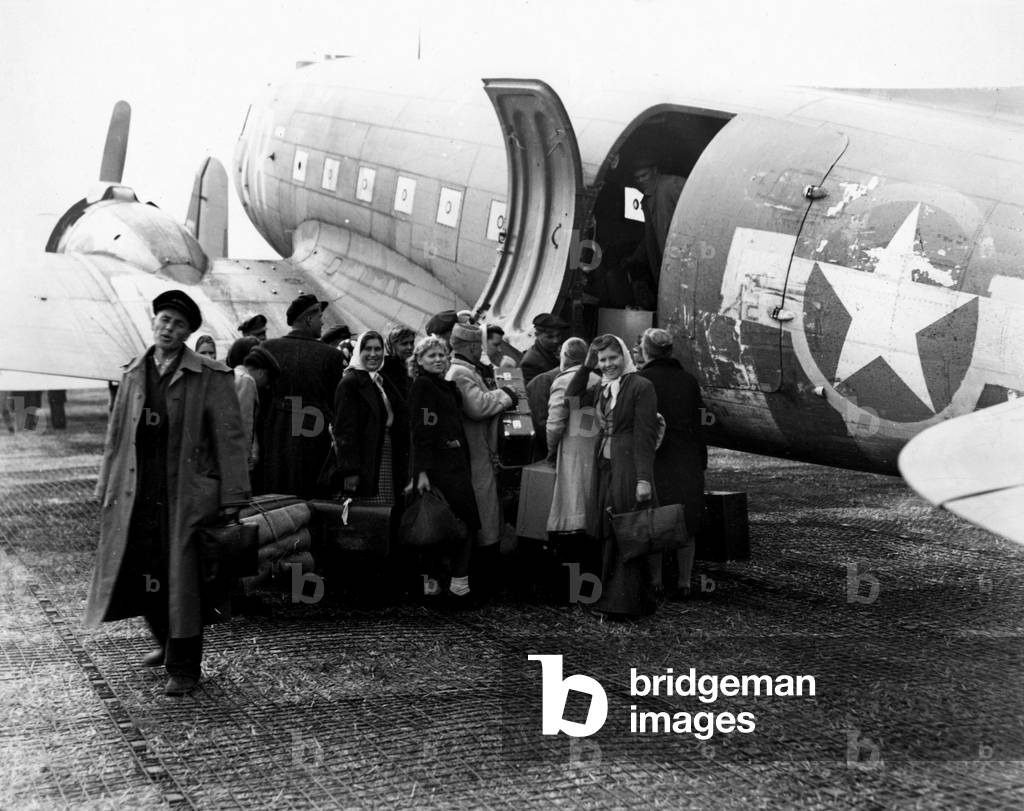 WWII:Airport of the 9th USAF (Germany) around June 14, 1945: According to the Yalta agreements, Sovietic nationals are returned to the Russian Zone. Here, labour deportes (DP) or free Sovietic prisoners of war board the C47s who will take them to the sovietic zone.