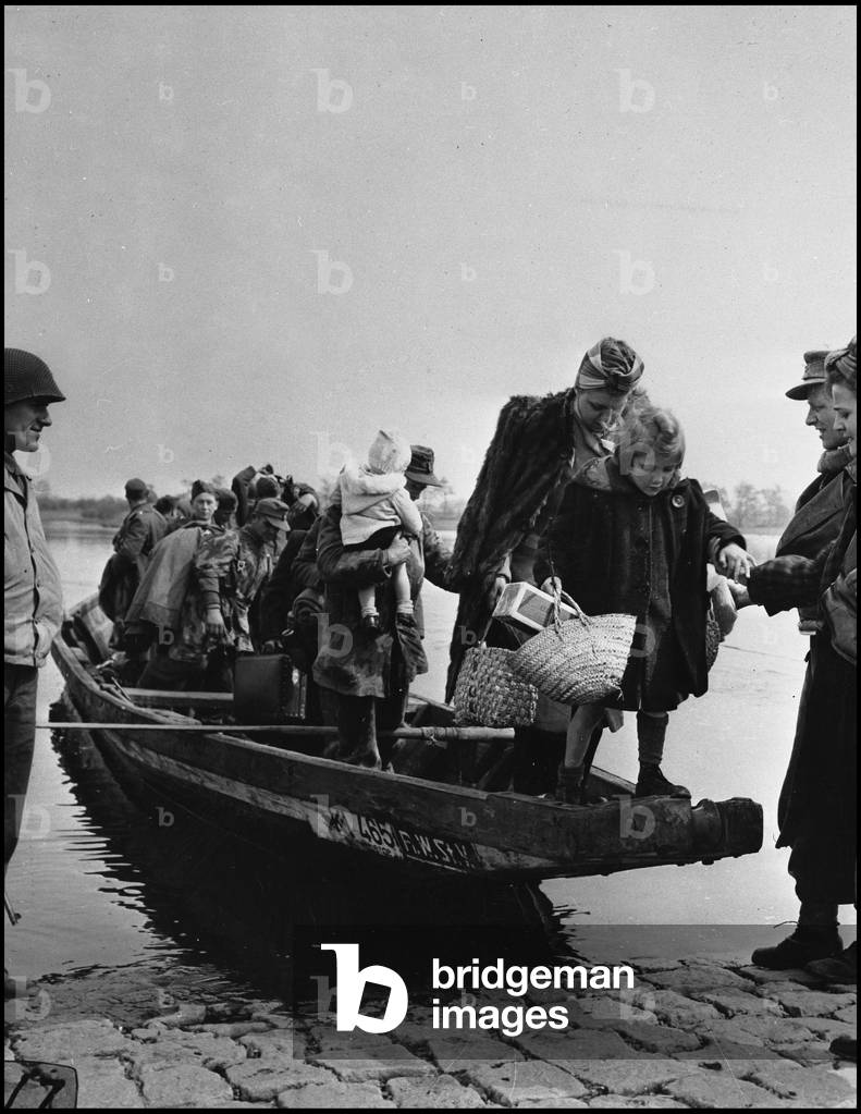 Second World War (1939-1945): Rabel (Germany) beginning May 1945. German prisoners help civilians cross the Elbe to flee sovietic troops. Photography