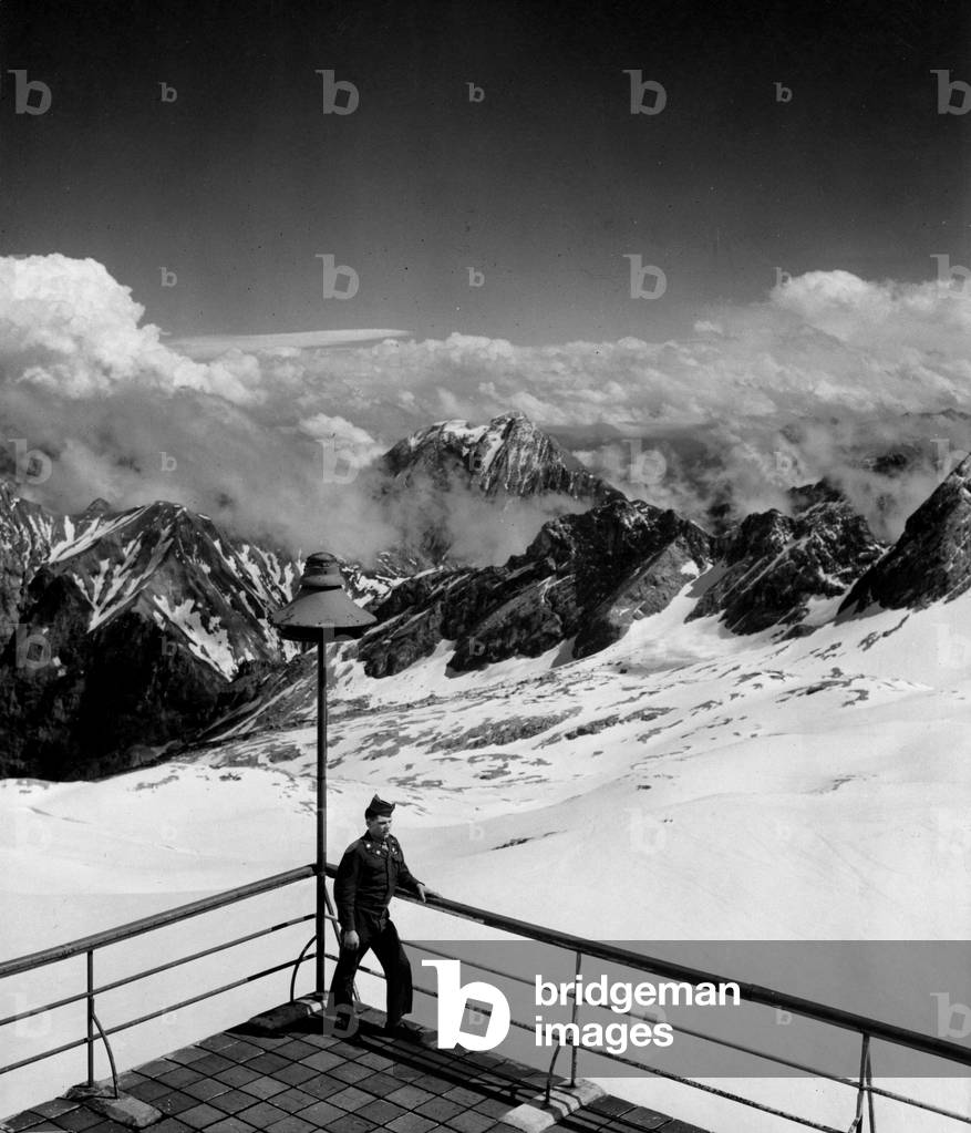 Second World War (1939-1945): Garmisch (Germany) July 11, 1948: On the terrace of the mountain hotel Schneefernerhaus, a GI's enjoys the panorama and the ski slopes. This hotel has been transformed by the US Army into a rest and permission center for American occupation troops.