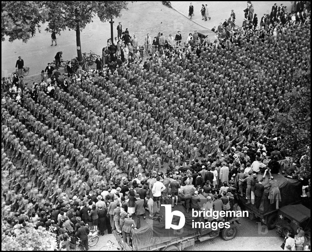 Second World War (1939-1945): liberation of Paris, 26 August 1944. A GI's team will join the Champs Elysees as the Parisian crowd looks. Photography.