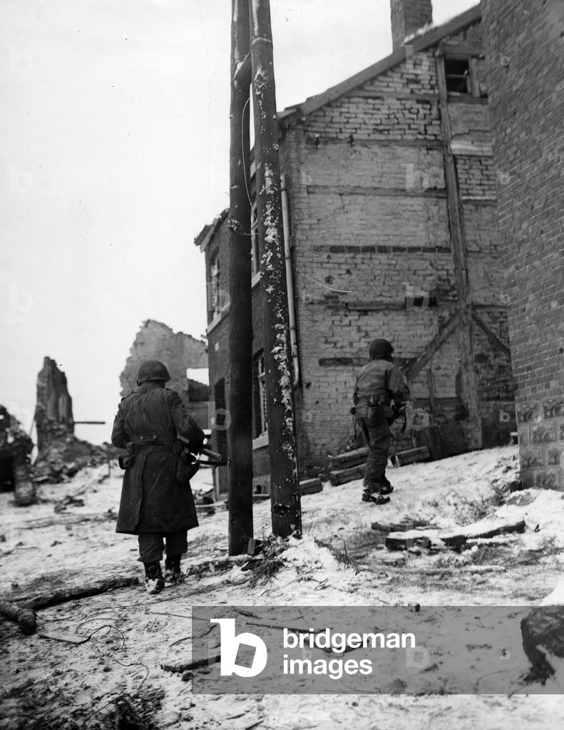 WWII - Battle of the Bulge (WWII - Battle of the Bulge): Infantrymen from 290th RI of 75th US in search of German snipers in the remote village of Beffe (Belgium) - Photograph, January 7, 1945