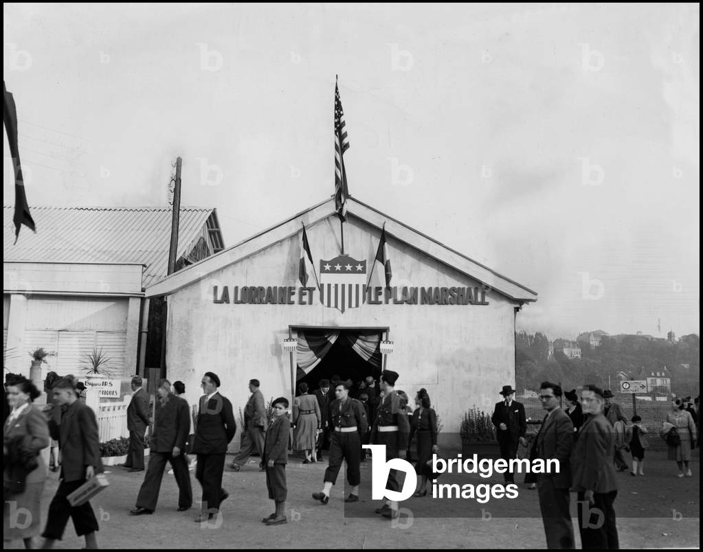 Marshall Plan (ERP) (1948-1952): visitors outside the United States stand dedicated to Plan Marshall at the Metz Fair (Moselle), 6 October 1949. Photography.