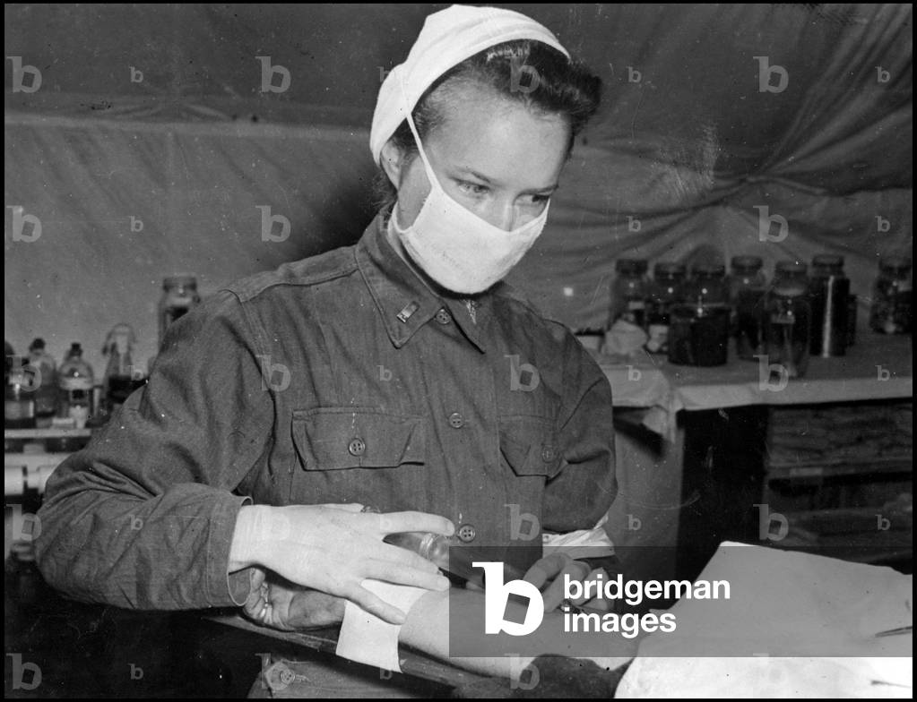 Second World War (1939-1945): a US Army nurse makes an intravenous anesthetic to a soldier who is going to be operated in an American field hospital in Normandy. Photography June 1944.
