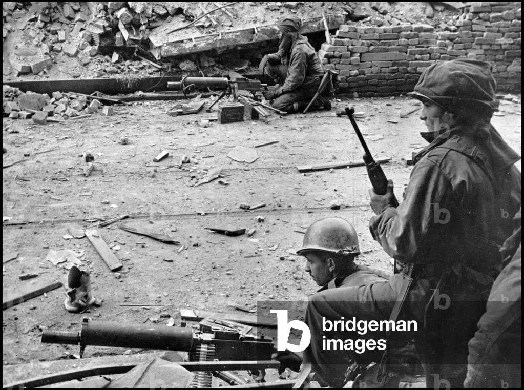 Second World War (1939-1945): Koblenz (Germany) March 17, 1945. Machine gunners from the 87th D.I of the 3rd U.S. Armee took positions on each side of the shoe. Photography