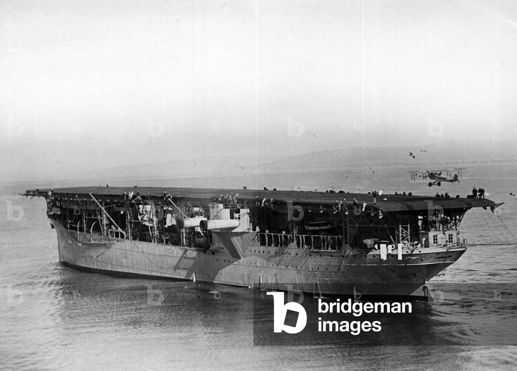 Aircraft to dock on US Navy USS Langley (CV-1) aircraft carrier, May 19, 1927 - Plane making a landing on the deck of aircraft carrier USS Langley, 19th May 1927