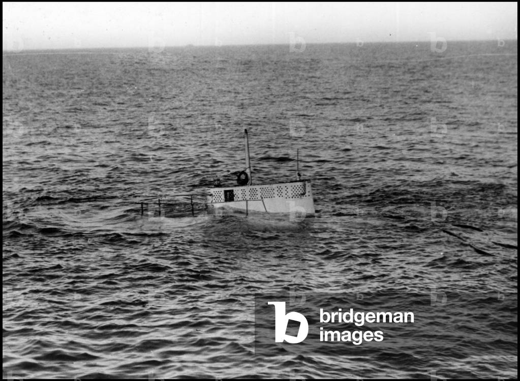 Off Key West (Florida) USA 1929: The S4 submarine with a crew of fifteen volunteer sailors passed an evacuation test without external aid - This building sank with 42 sailors on board during a collision with the destroyer Paulding of the Coast Guard on December 17, 1927 off Cape Cod and was bailed out in 1928