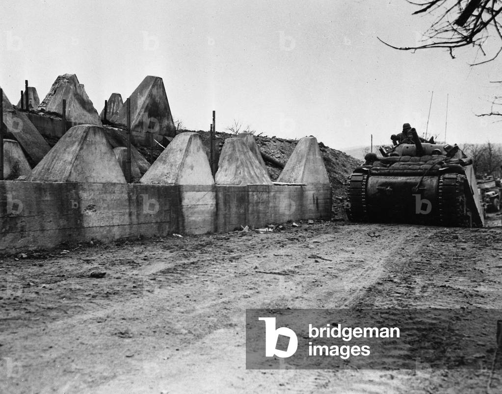 WWII:Germany 20 March 1945: A Sherman tank of the VII US Armee runs along the “dragon teeth” of the Siegfried Line