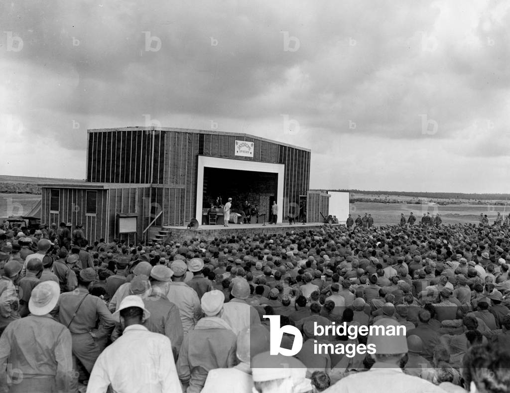 Near Suippes (Marne) France 14 August 1945: At the Brooklyn camp of the US Army where American soldiers awaiting redeployment are stationed in the Pacific theatre of operations, a crowd of Gi's watch the show of American star Betty Hutton accompanied by Mickey Katz's orchestra