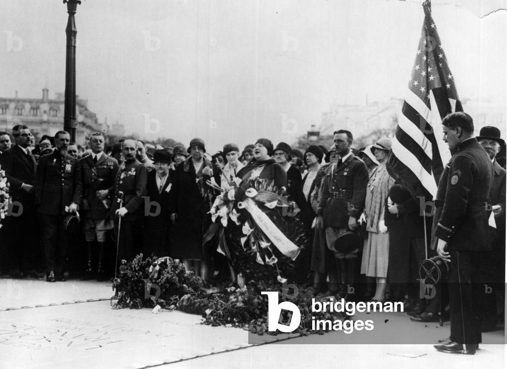 Paris (France) May 1930: The delegate of the “Gold Star Mothers”, Mrs. Sarah Thompson, dreamed of laying a wreath on the Tomb of the Unknown Soldier under the Arc de Triomphe. Near her, General Henri Gouraud (1867-1946) and Colonel Richard Ellis - Paris, France, May 1930: American Gold Star Mother Sarah Thompson lays a wreath at the Tomb of the Unknown Soldier at the Arc de Triomphe