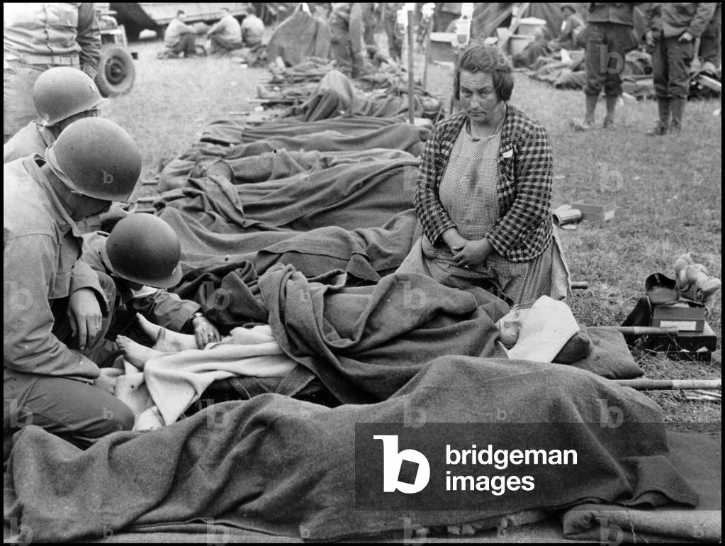 Second World War (1939-1945): a woman at the bedside of her daughter injured by a mortar shatter and cared for in a US Army field hospital in Normandy. Photography at the end of June 1944.