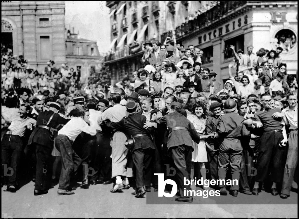 Second World War (1939-1945): liberation of Paris, 26 August 1944. During the Victoire's race on the Champs Elysees, the gendarmes and the FFI struggled to contain the crowd. Photography.