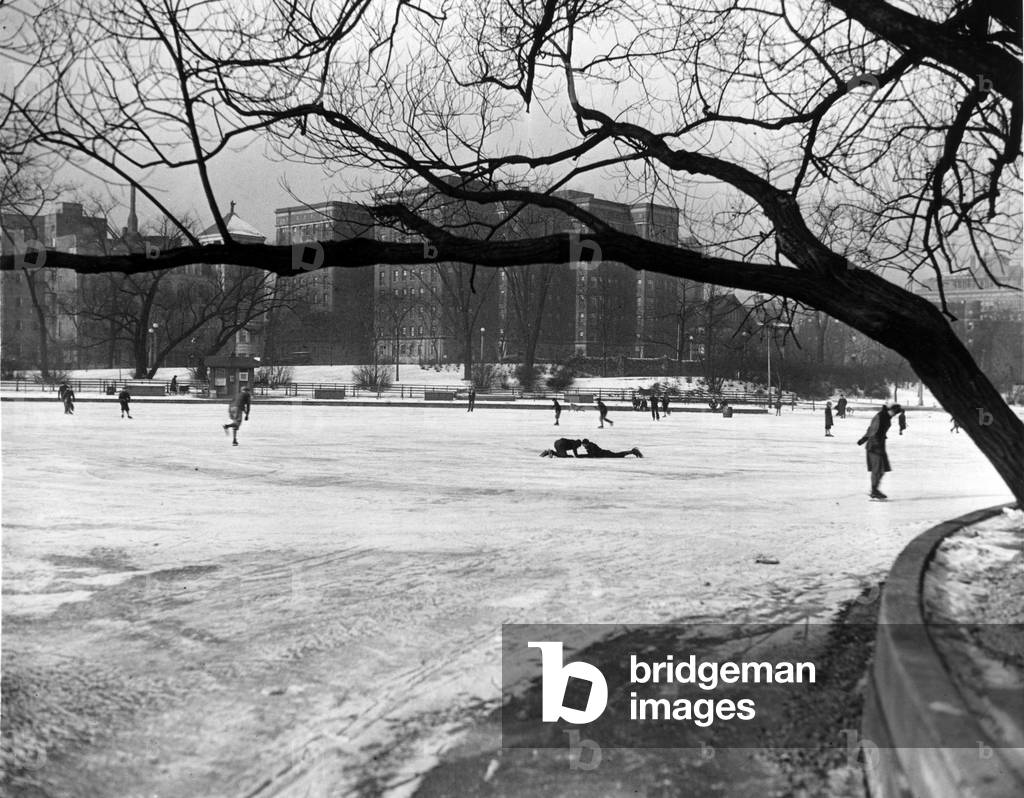 Chicago, Illinois, USA, December 26, 1930: Skating in Park Lincoln - Chicago, Illinois, USA, 26th December 1930: a couple of novices warming the ice on Lincoln Park's skating pond