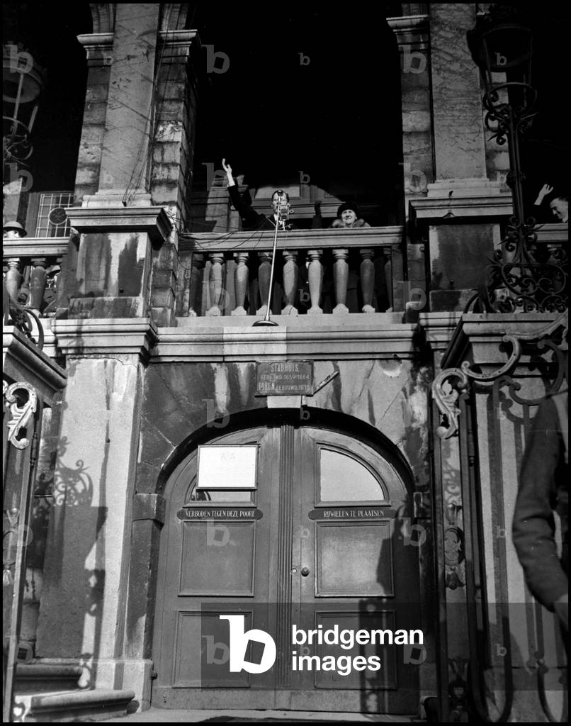 Bild von Fotografie "Zweiter Weltkrieg (1939-1945): Königin Wilhelmine begrüßt nach 4 Jahren Exil die Massen d