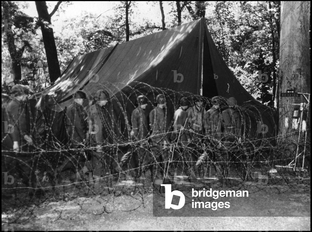 Preparing for the break-up in Normandy on June 6, 1944 (D Day or D Day): soldiers from an American infantry division go under a tent for a briefing or take their instructions before boarding for the continent. Great Britain, early June 1944. Photography