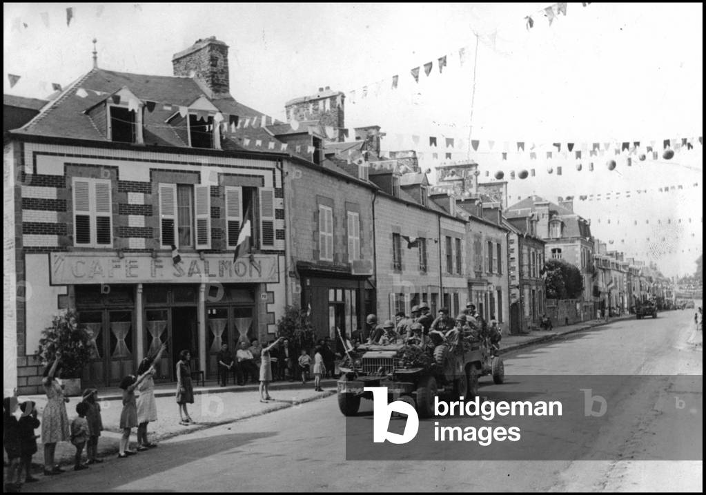 Second World War (1939-1945): a vehicle loaded with soldiers of the 15th Corps of the US Army crosses the liberated city of Fougeres (Brittany) en route to the Loire. Photograph taken about August 7, 1944.