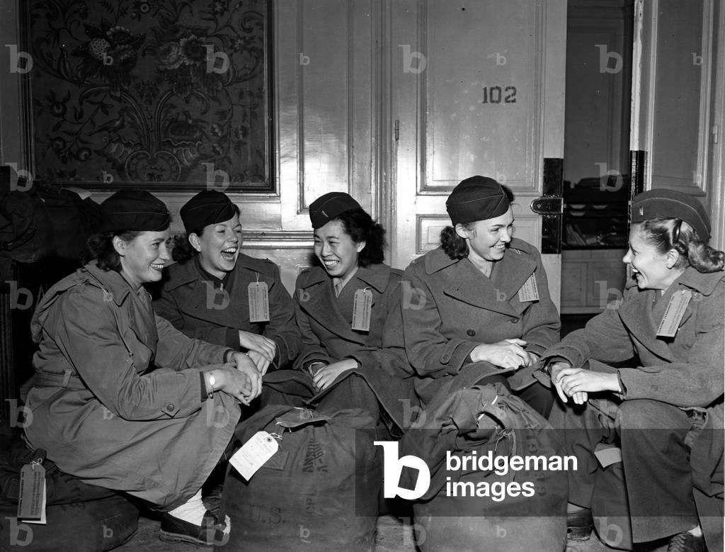 WWII:Compiegne (Oise) France 21 August 1945: These five nurses from the US Army of the 77th Hospital of Evacuation are waiting on their package to be repatriated to the United States. They have 103 points and 7 Battle stars