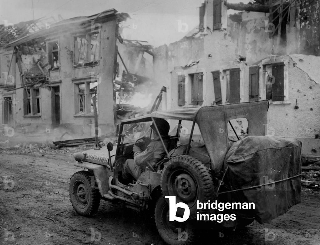 Second World War (1939-1945): Merzenich (Germany) at the end of February 1945: During the great offensive after the crossing of the Roer, a jeep of the 1st US Armee in front of a house devasted from the city.
