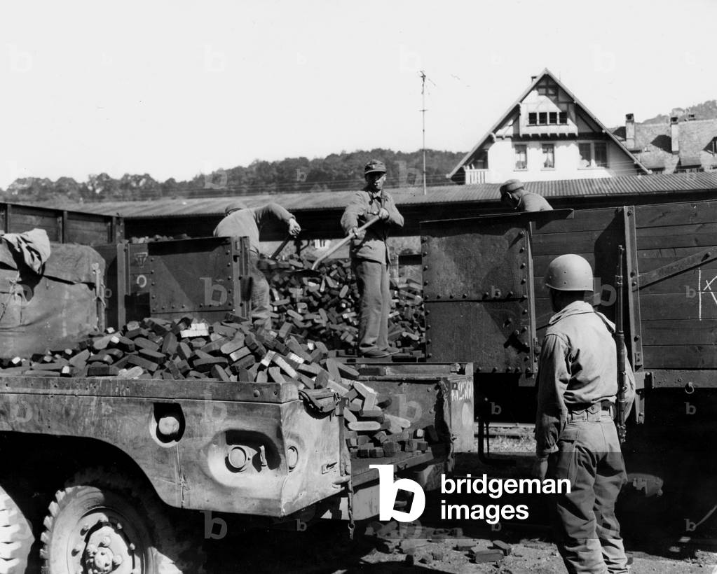 Second World War (1939-1945): Baden-Baden (Germany) Zone of Occupation Franaise September 1945: At the station, German prisoners of war unload briquettes in the custody of a French soldier.