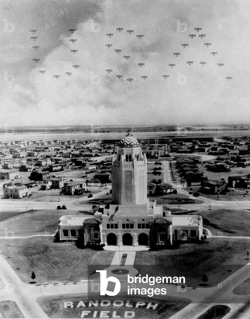 Randolph Field, Texas USA 1935: When filming the film “West Point of the Air”, three biplane squadrons from the US Air Corps Training Center form the word USA above the base.
