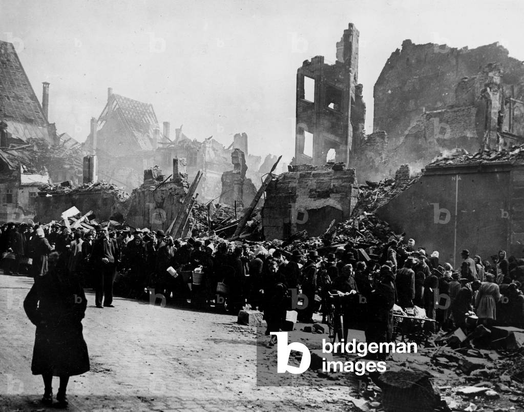 Immagine di Fotografia "Seconda guerra mondiale:Norimberga (Germania) intorno al 22 aprile 1945: Gli abitanti 