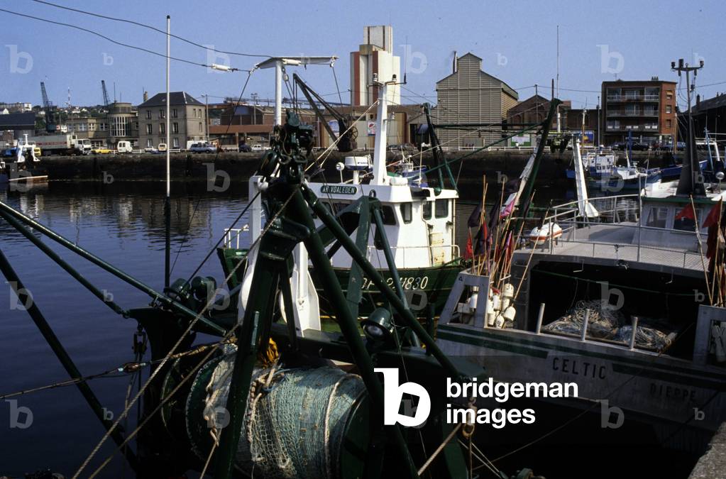 Mooring boats along the docks of the port of Dieppe, Seine Maritime (76).