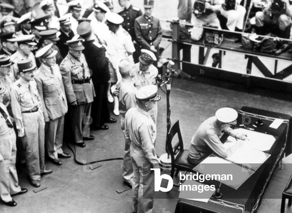 World War II, Douglas MacArthur, Admiral Chester Nimitz signs Japan Surrender Papers, 09/04/1945.