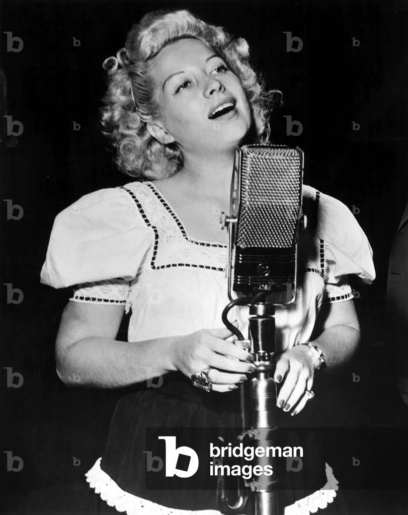 Helen Forrest singing for the G.I.'s in 1944