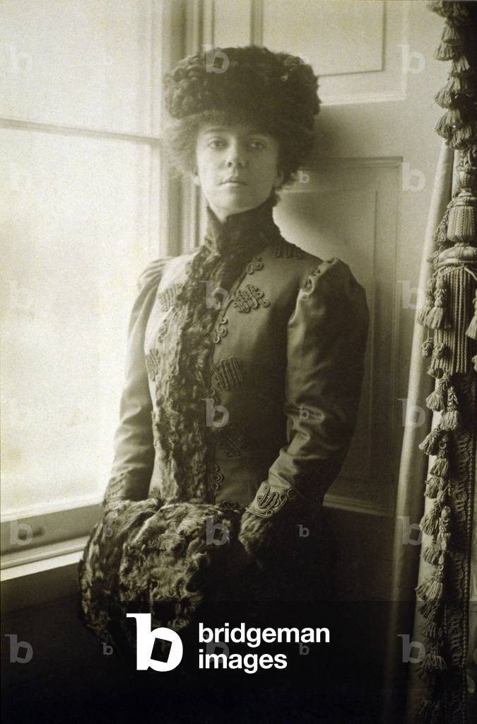 Alice Roosevelt standing at window, in February 1906 (photo)