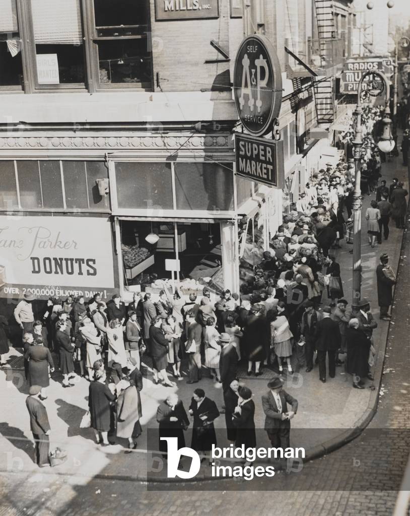 A block long crowd waiting for the opening of the A&P super market. Third Avenue and 163rd Street, Bronx, New York City. Oct. 22, 1946