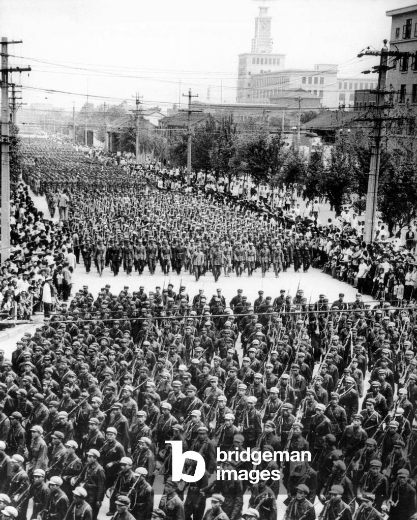 Guerre du Vietnam: Half a million attended a mass rally in Shensi Province, Communist China. Soldiers of the Chinese People’s Liberation Army marched in preparation to be ready at any time to fight shoulder to shoulder with the fraternal Vietnamese people.' August 1966.. (CSU_ALPHA_1383) CSU Archives/Everett Collection