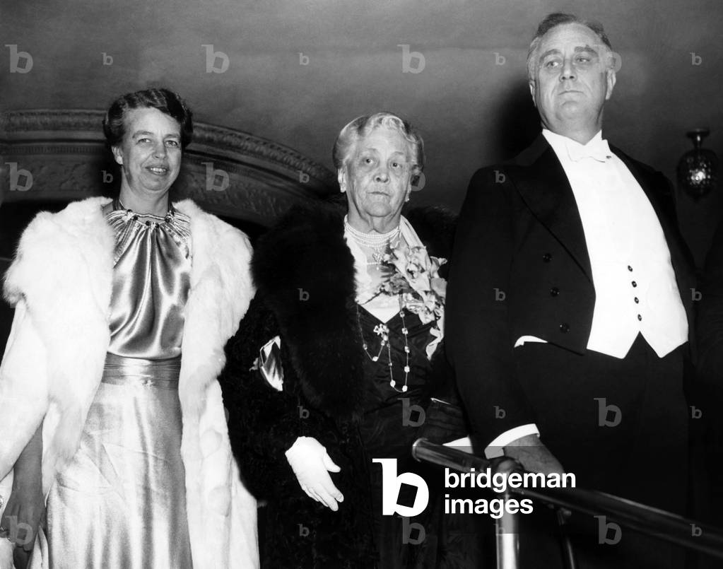Eleanor Roosevelt, Franklin D. Roosevelt and his mother arriving at the Hyde Park Town Hall, 1940 (photo)