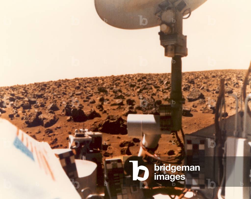 Viking 1 on the Martian surface on July 24, 1976. The sky has a red cast, due to reddish dust in the lower atmosphere
