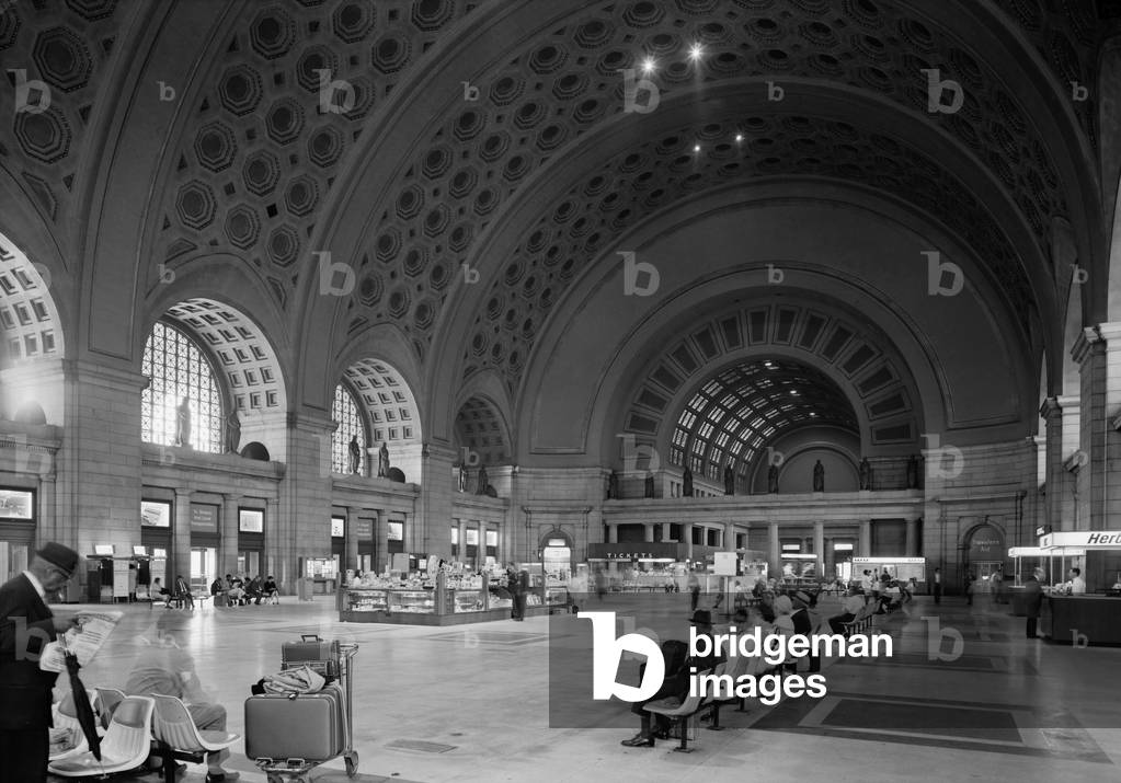 Daniel Burnham's 1907 design for Union Station in Washington, D.C. provided centralized train access while providing a monumental, impressive arrival point for visitors. Mid-20th century photo of the visitors' concourse