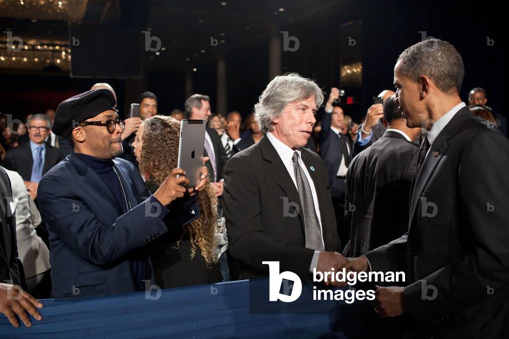Spike Lee et Barack Obama: Filmmaker Spike Lee uses his iPad to photograph President Barack Obama as he greets guests at the National Action Network's Keepers of the Dream awards gala in New York, N.Y., April 6, 2011.