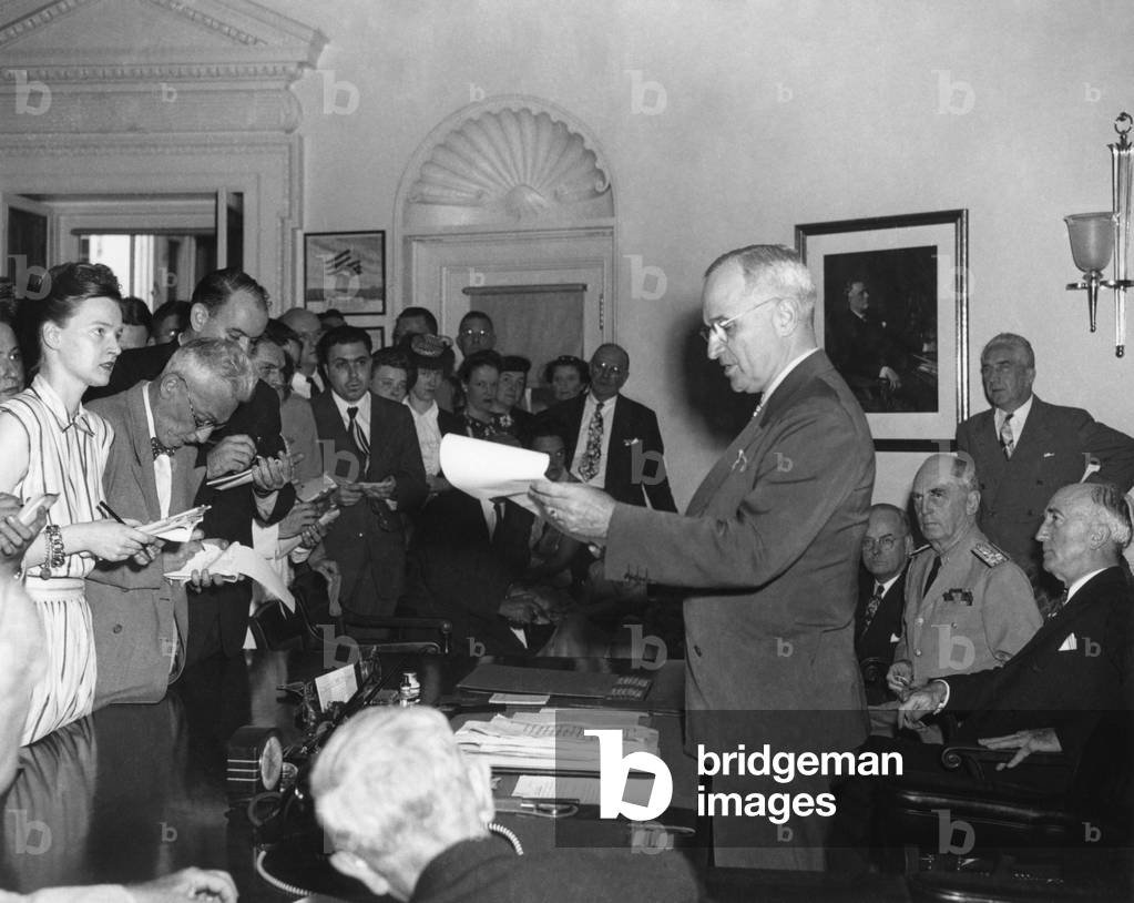 President Harry Truman announcing Japan's surrender, 1945 (photo)