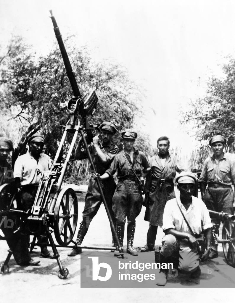 Guerre de Chaco: Bolivians train anti-air gun on Paraguayan airplane on May 24, 1934. The Chaco War was fought over the Chaco Boreal wilderness region and lasted from 1932–35. (BSLOC_2013_9_108)