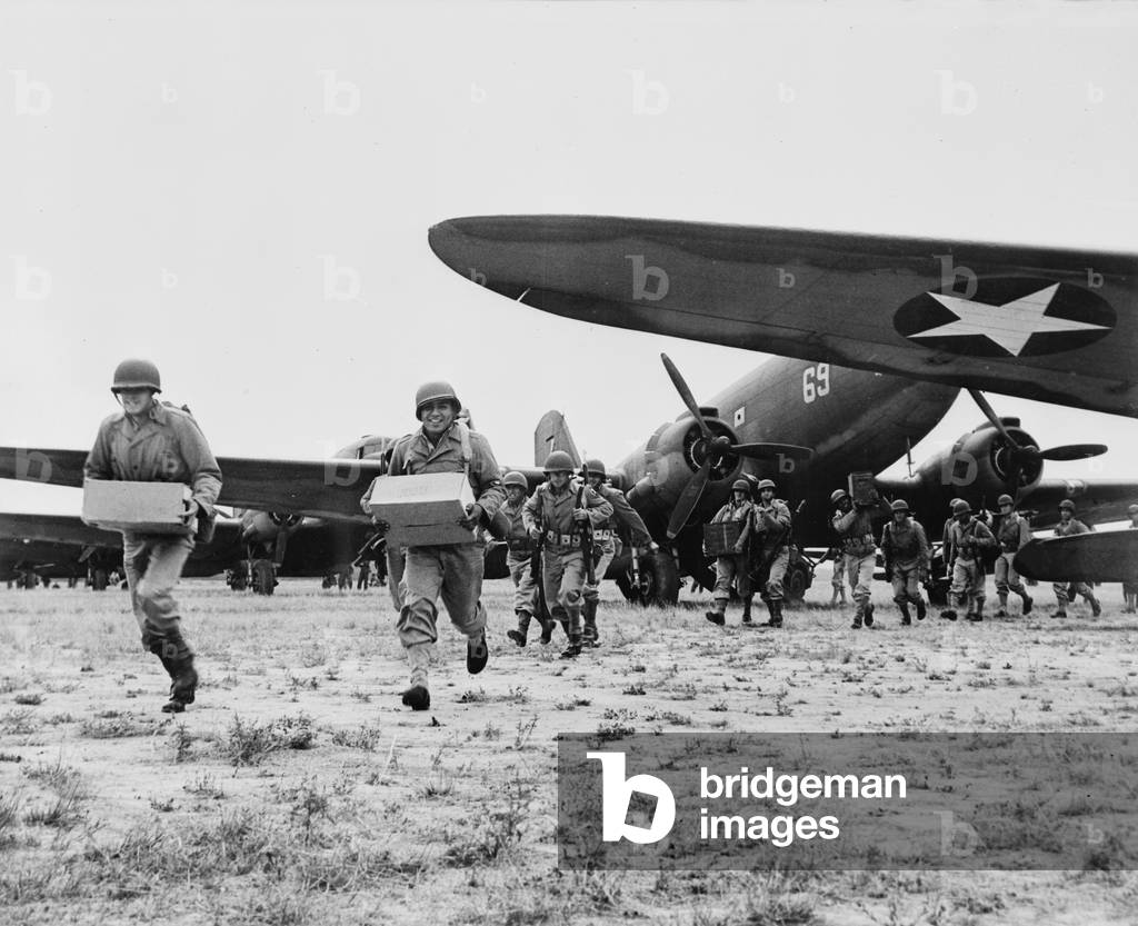 World War II, landing operation of U.S. Airborne infantry force in the southwestern United States. The troops unloading supplies and ammunition from transport planes, c.1942