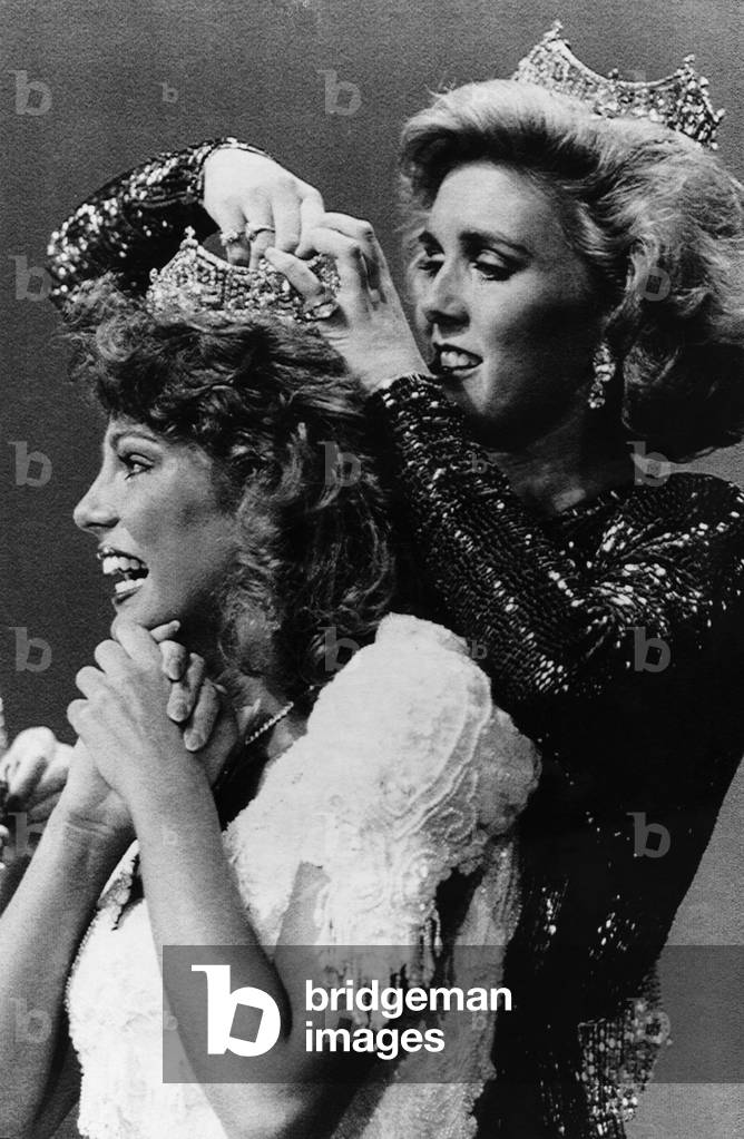 Miss Americ. Miss America 1988 Kaye Rafko being crowned by Miss America 1987 Kellye Cash, Atlantic City, New Jersey, September 19, 1987