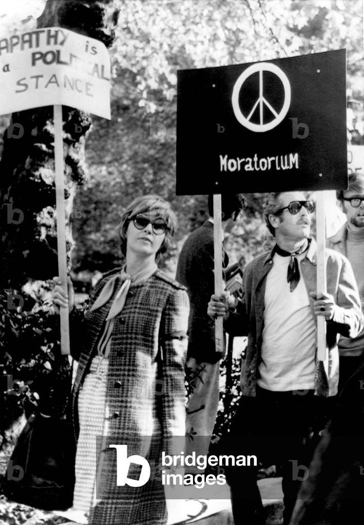 JOANNE WOODWARD and PAUL NEWMAN protest the Vietnam war, 1969