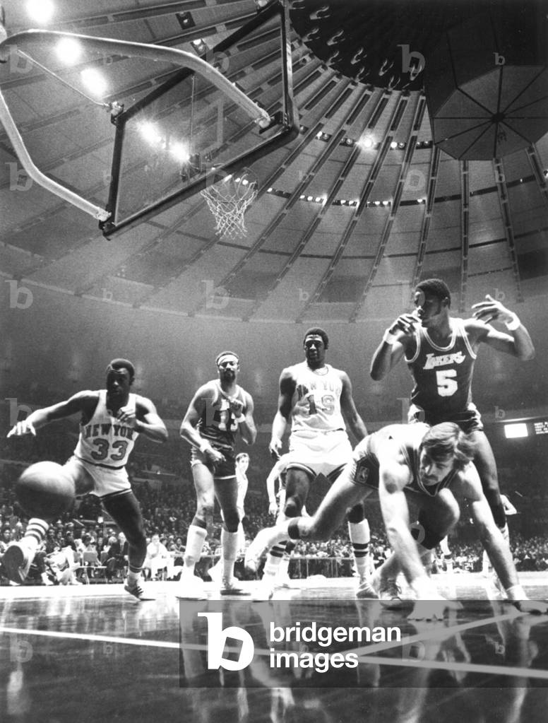 NY Knicks & the LA Lakers fight for the basketball during a game at Madison Square Garden, NYC, March 16, 1971