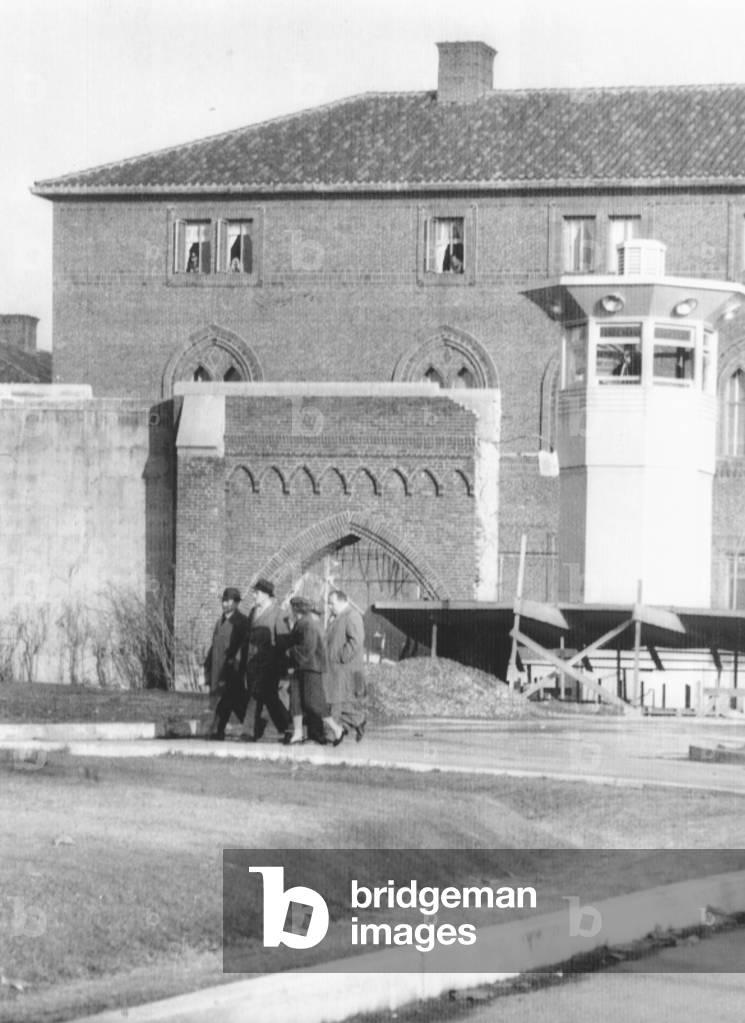 Alger Hiss escorted from federal prison by his attorney, wife, son and brother. Nov. 27, 1954. Hiss served three years in Lewisburg Petitionary for perjury charges related to espionage for Soviet Union. His conviction inspired other hunts for Communists within the U.S. Government, particularly the State Department