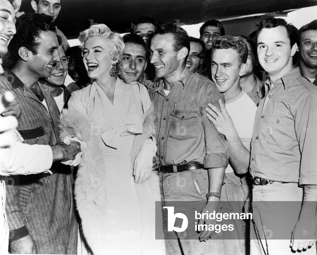 Marilyn Monroe entertaining American troops in Korea, 1954 (photo)