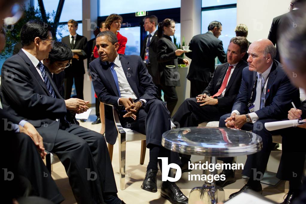 Sommet du G20 a Cannes, 2011: President Barack Obama meets with President Hu Jintao of China, on the margins of the G20 Summit in Cannes, France, Nov. 3, 2011. At right are Treasury Secretary Timothy Geithner and Chief of Staff Bill Daley.